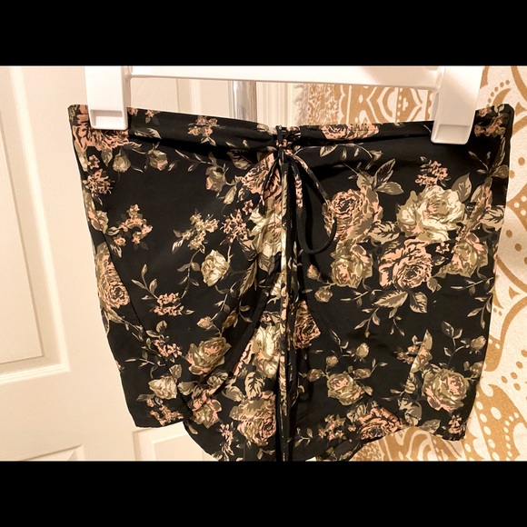 Lucy love, small, shorts - Picture 1 of 5